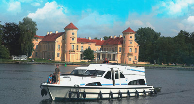 Schloss Rheinsberg und ein Le Boat Boot