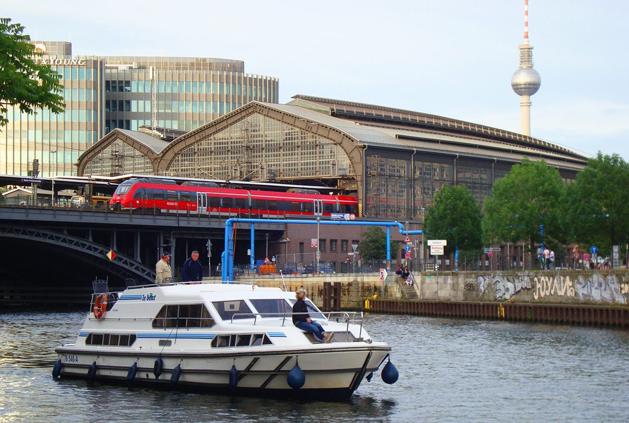 Mit dem Hausboot am Berliner Fernsehturm vorbeifahren