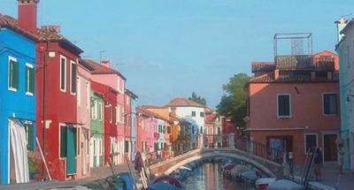 Bunte Häuser an einem Kanal in Burano
