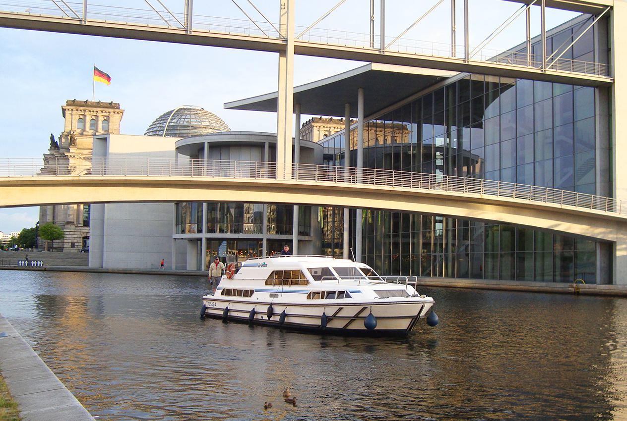 Per Hausboot den Reichstag in Berlin passieren