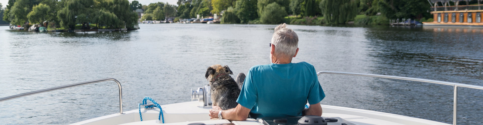 Hausboot mit Hund